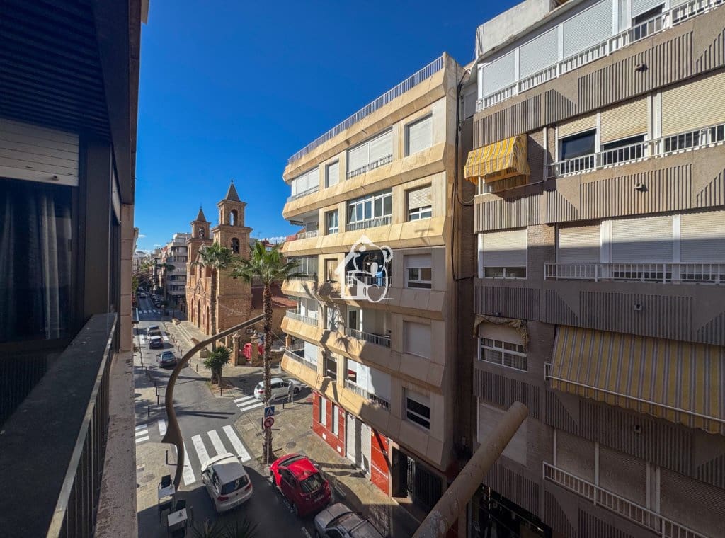 Appartement de 3 chambres à louer à Torrevieja - 975 € (Ref: 9329943)