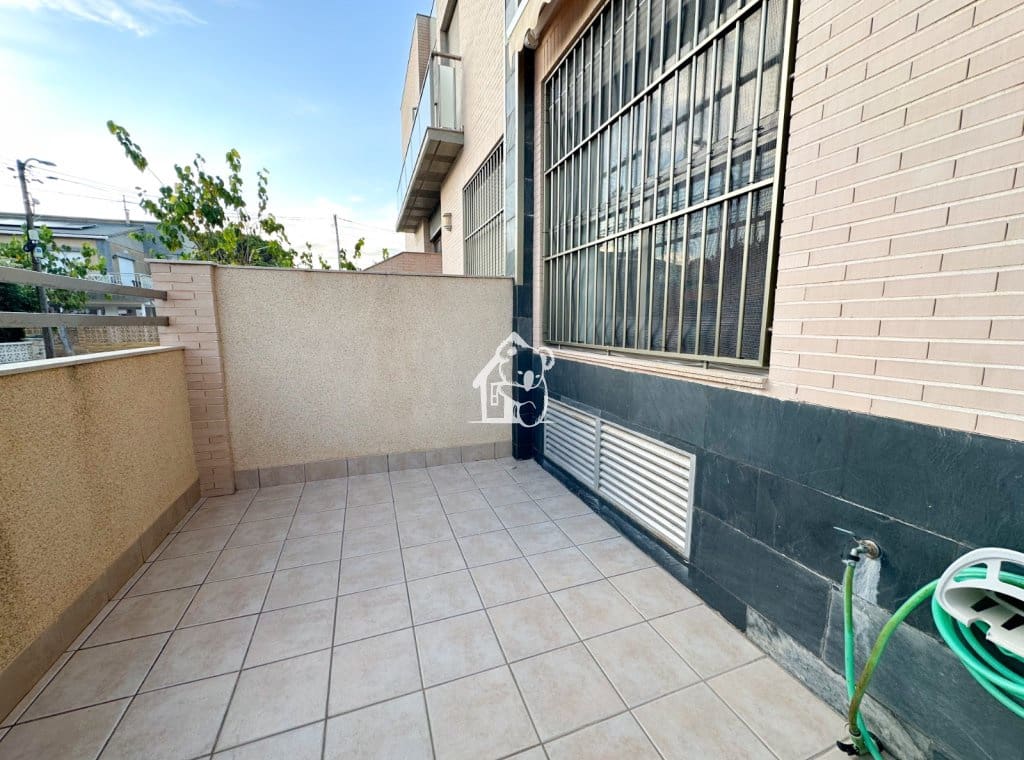 4 bedroom Villa for rent in Torre de la Horadada with garage - € 1,000 (Ref: 9346605)