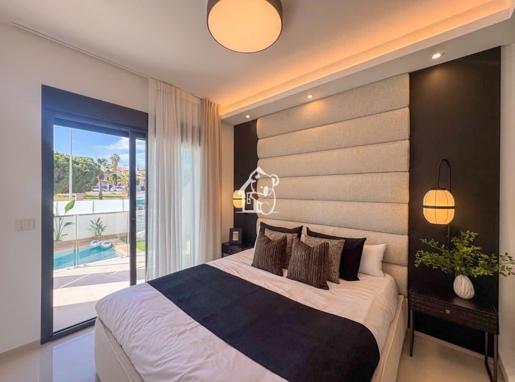 3 soveværelse Byhus til salg i Ciudad Quesada med swimmingpool - € 869.000 (Ref: 9374676)