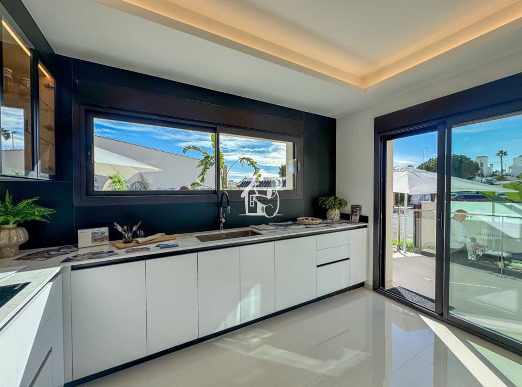 3 soveværelse Byhus til salg i Ciudad Quesada med swimmingpool - € 869.000 (Ref: 9374676)