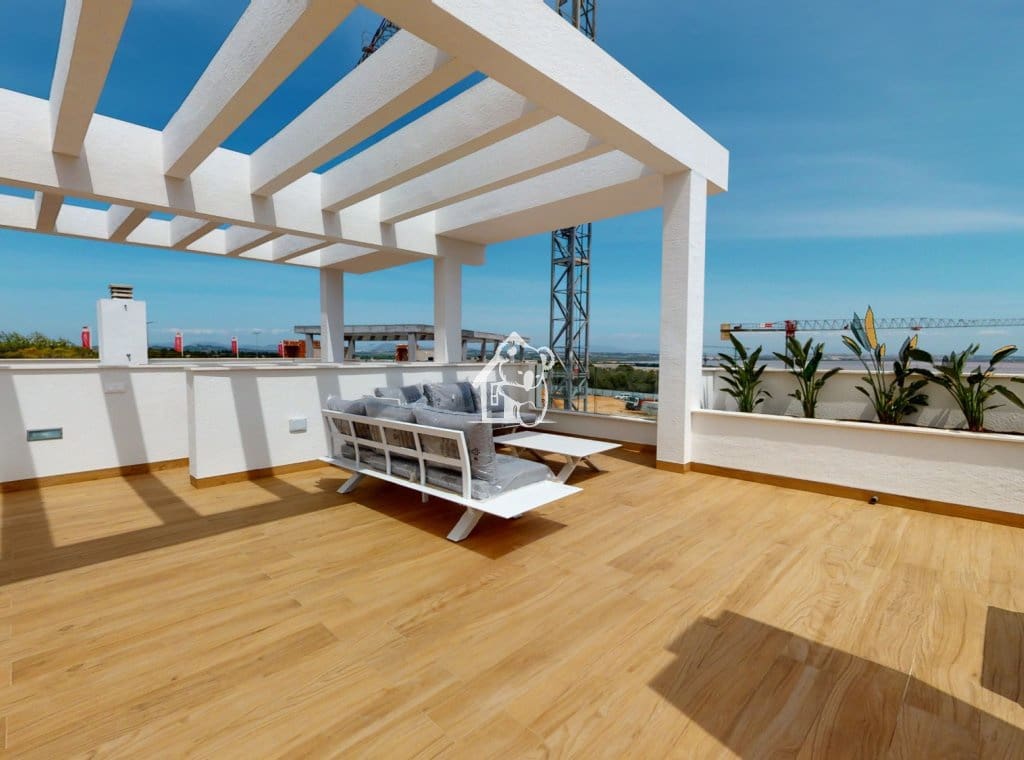 2 soveværelse Bungalow til salg i Torrevieja med swimmingpool - € 269.900 (Ref: 9374677)