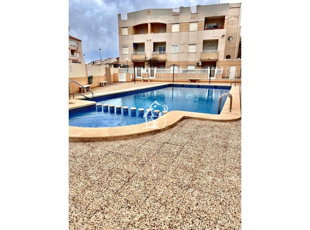 2 makuuhuone Huoneisto vuokrattavana paikassa Torrevieja mukana uima-altaan - 750 € (Ref: 9382054)