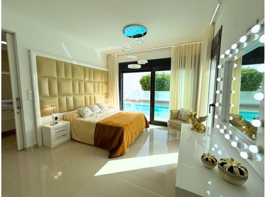 5 soveværelse Villa til salg i San Miguel de Salinas med swimmingpool garage - € 849.000 (Ref: 9387000)