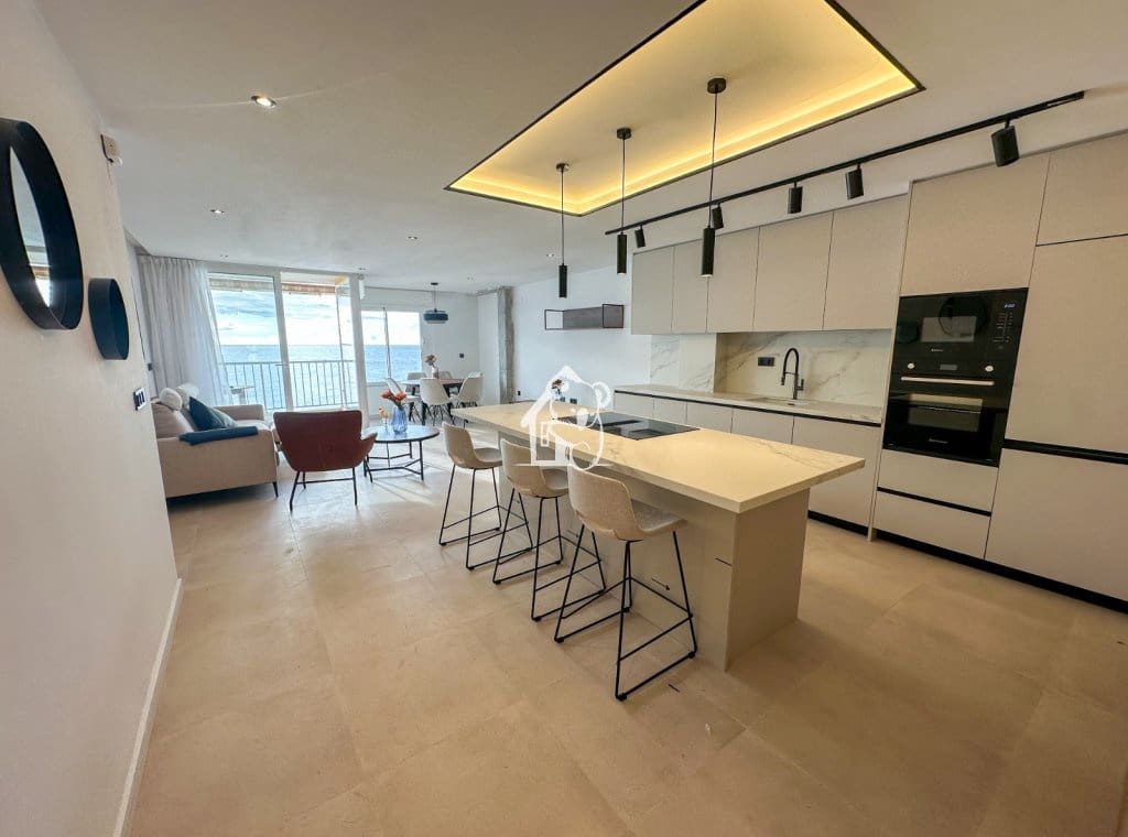 3 bedroom Penthouse for rent in Torrevieja with garage - € 2,000 (Ref: 9398004)