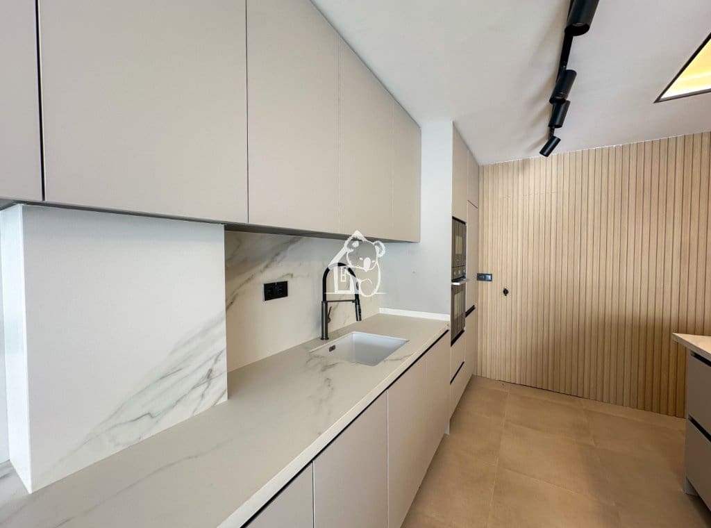 3 bedroom Penthouse for rent in Torrevieja with garage - € 2,000 (Ref: 9398004)