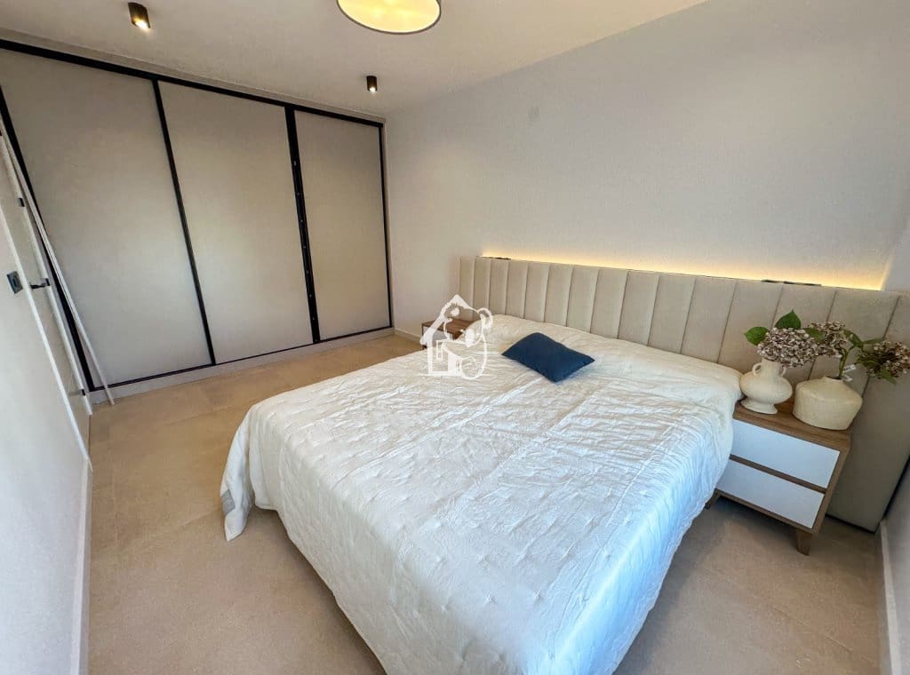 3 bedroom Penthouse for rent in Torrevieja with garage - € 2,000 (Ref: 9398004)