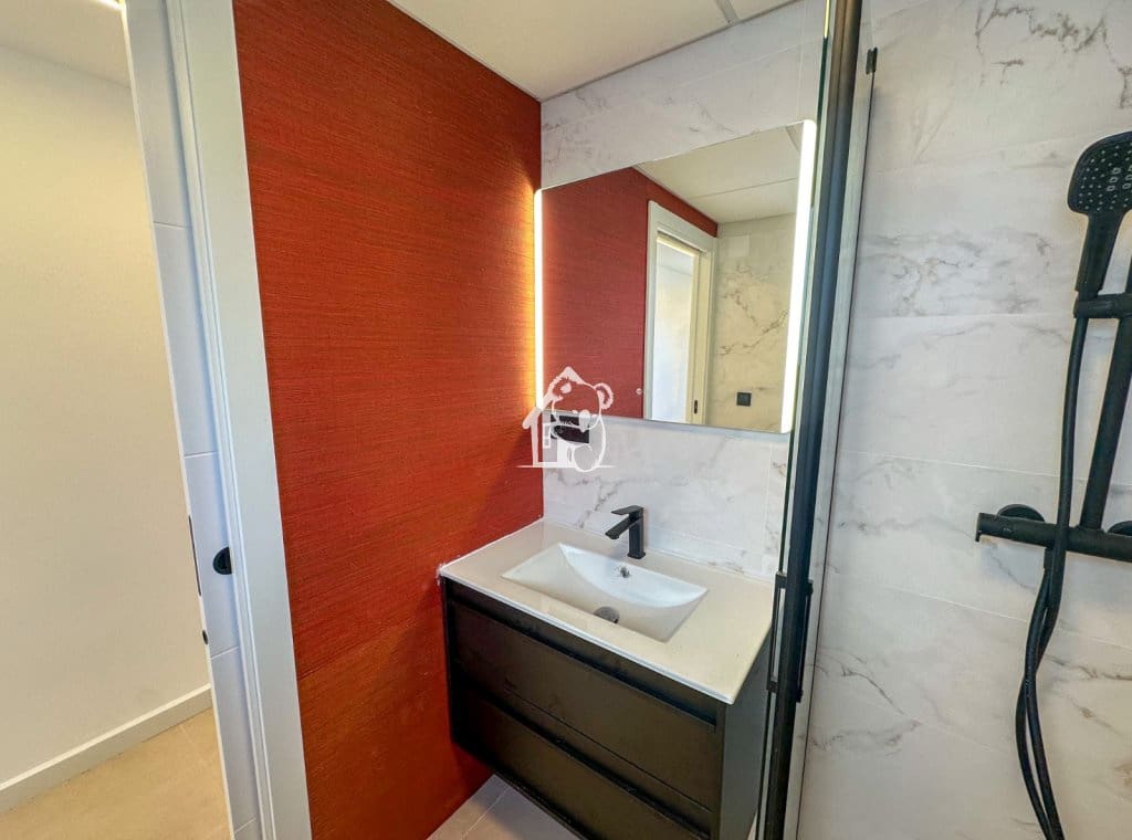 3 bedroom Penthouse for rent in Torrevieja with garage - € 2,000 (Ref: 9398004)