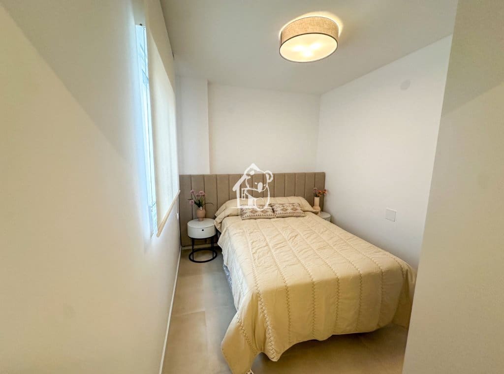 3 bedroom Penthouse for rent in Torrevieja with garage - € 2,000 (Ref: 9398004)