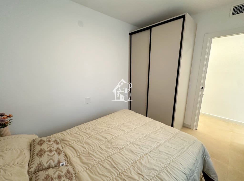 3 bedroom Penthouse for rent in Torrevieja with garage - € 2,000 (Ref: 9398004)