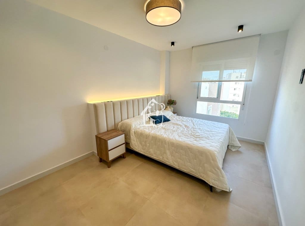 3 bedroom Penthouse for rent in Torrevieja with garage - € 2,000 (Ref: 9398004)