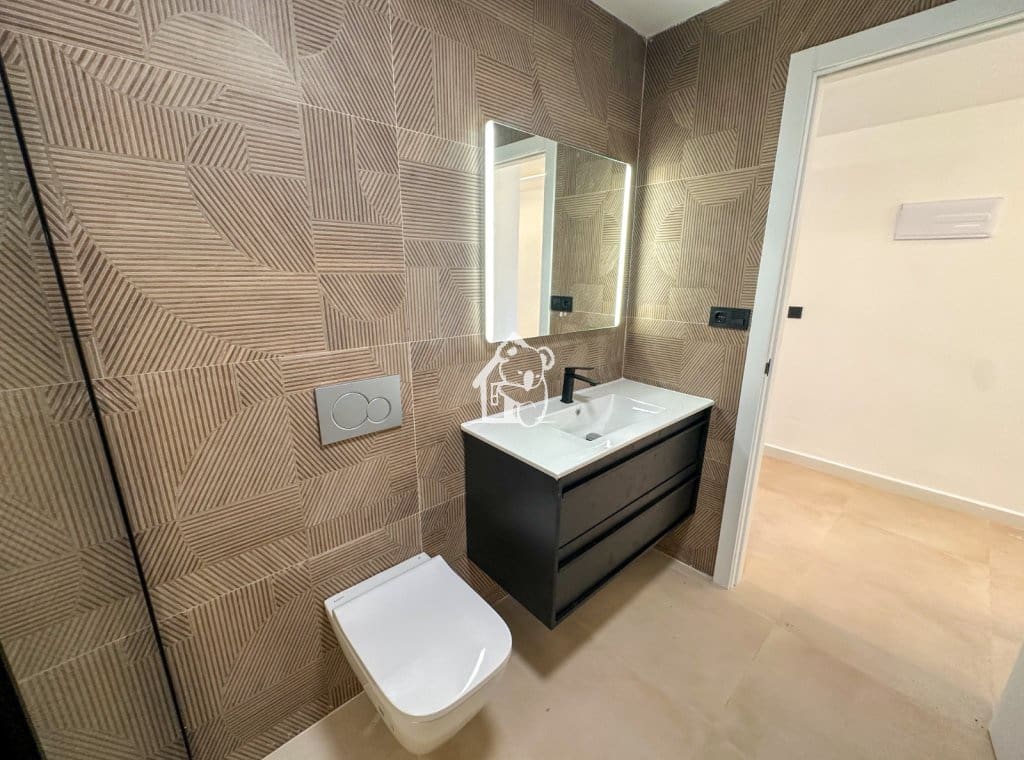 3 bedroom Penthouse for rent in Torrevieja with garage - € 2,000 (Ref: 9398004)