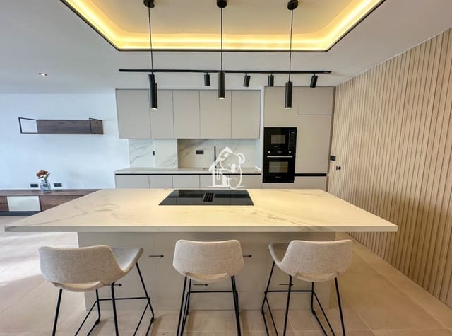 3 bedroom Penthouse for rent in Playa de los Locos, Torrevieja with garage - € 2,000 (Ref: 9398004)