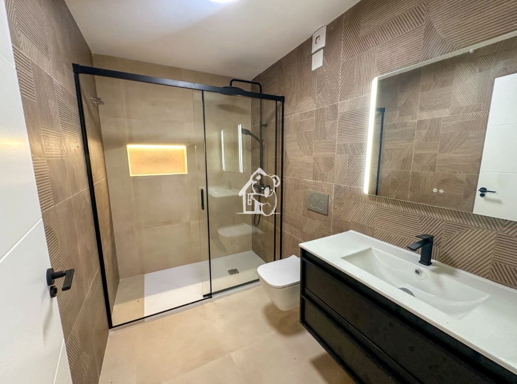 3 bedroom Penthouse for rent in Torrevieja with garage - € 2,000 (Ref: 9398004)