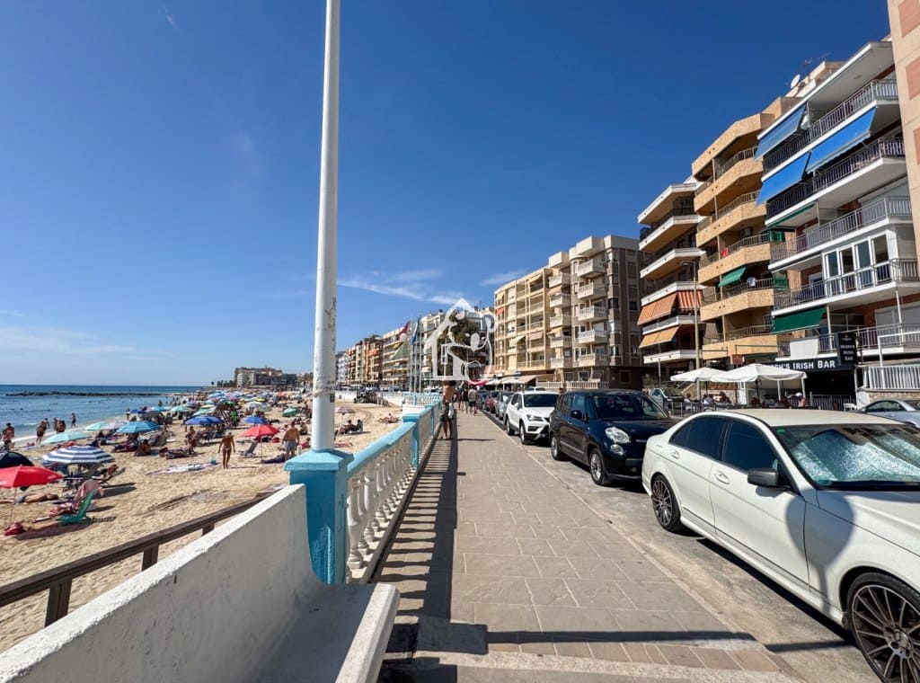 3 bedroom Penthouse for rent in Torrevieja with garage - € 2,000 (Ref: 9398004)