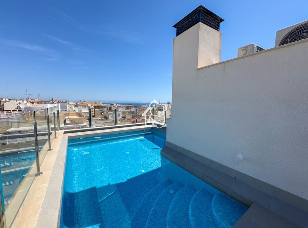 1 slaapkamer Strandappartement te huur in La Mata met zwembad - € 800 (Ref: 9402920)