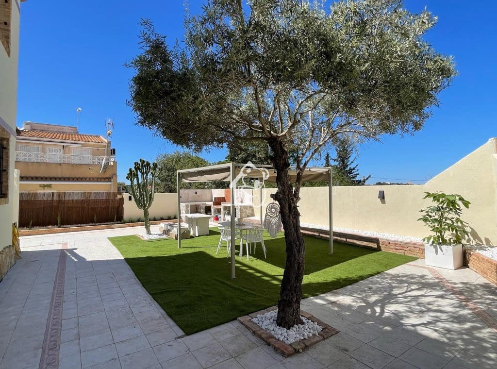 Chalet de 2 habitaciones en Villamartin en alquiler con piscina garaje - 1.500 € (Ref: 9413422)