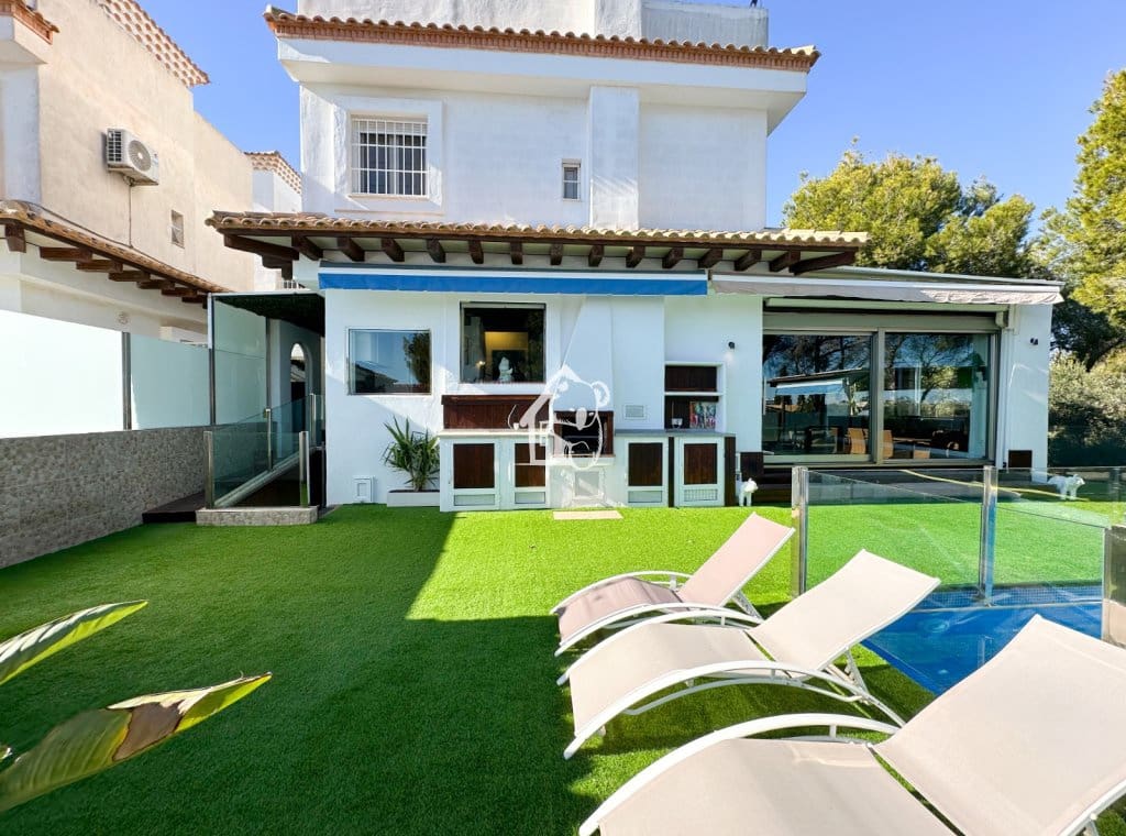 Chalet de 3 habitaciones en Orihuela Costa en venta con piscina garaje - 460.000 € (Ref: 9415491)