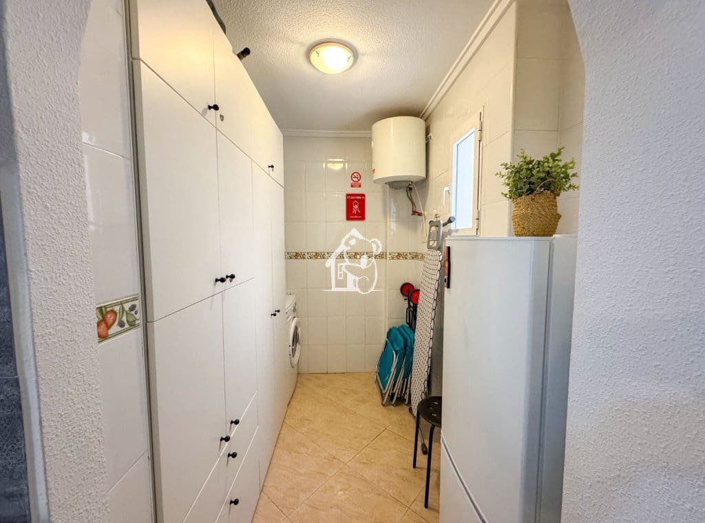 3 bedroom Apartment for rent in Torrevieja with pool - € 900 (Ref: 9419089)