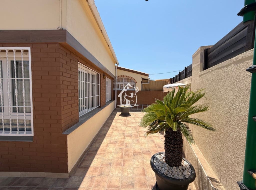 5 bedroom Villa for rent in Torrevieja with garage - € 1,800 (Ref: 9419090)