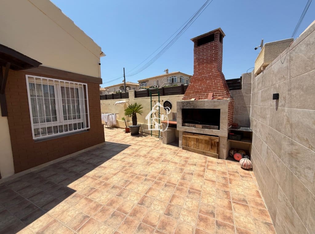 5 bedroom Villa for rent in Torrevieja with garage - € 1,800 (Ref: 9419090)