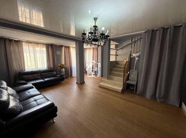 5 slaapkamer Villa te huur in Torreblanca, Torrevieja met garage - € 1.800 (Ref: 9419090)