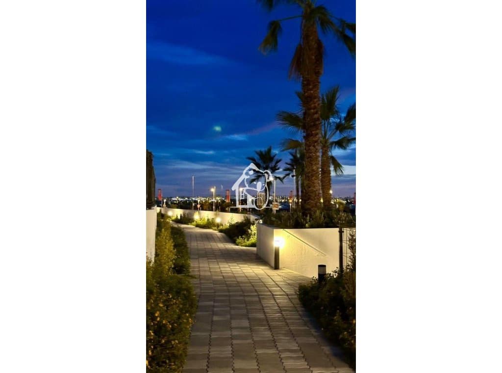 2 sovrum Lägenhet att hyra i Torrevieja med pool garage - 2 200 € (Ref: 9419091)