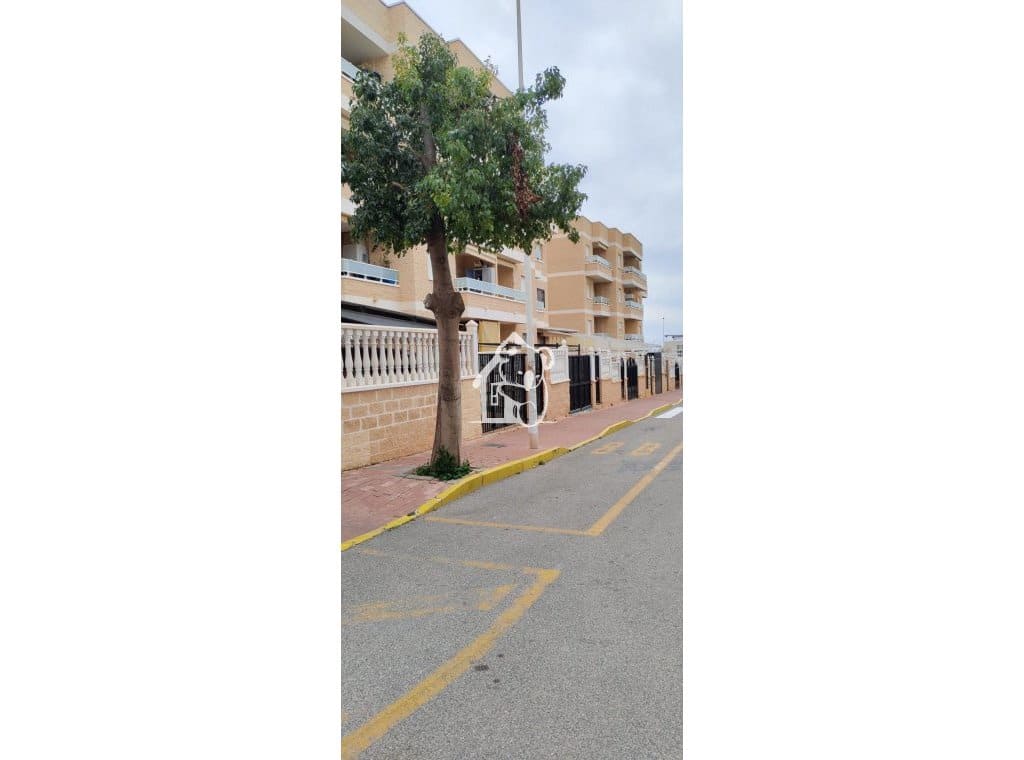 2 soverom Leilighet til leie i Torrevieja med svømmebasseng garasje - € 750 (Ref: 9429468)
