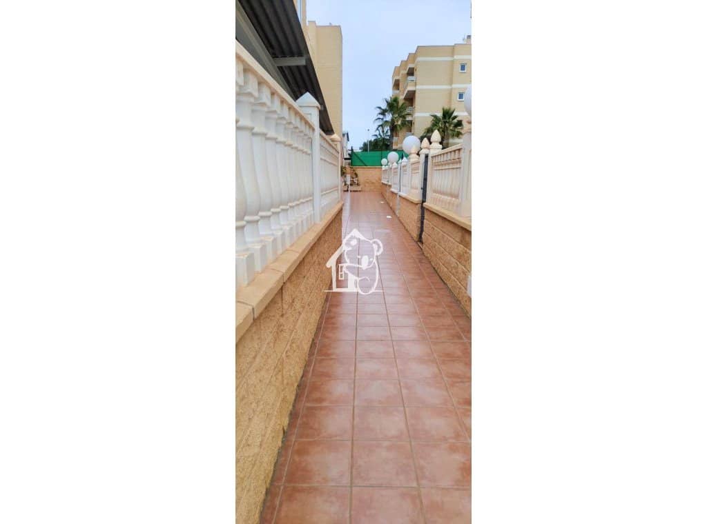 2 soverom Leilighet til leie i Torrevieja med svømmebasseng garasje - € 750 (Ref: 9429468)