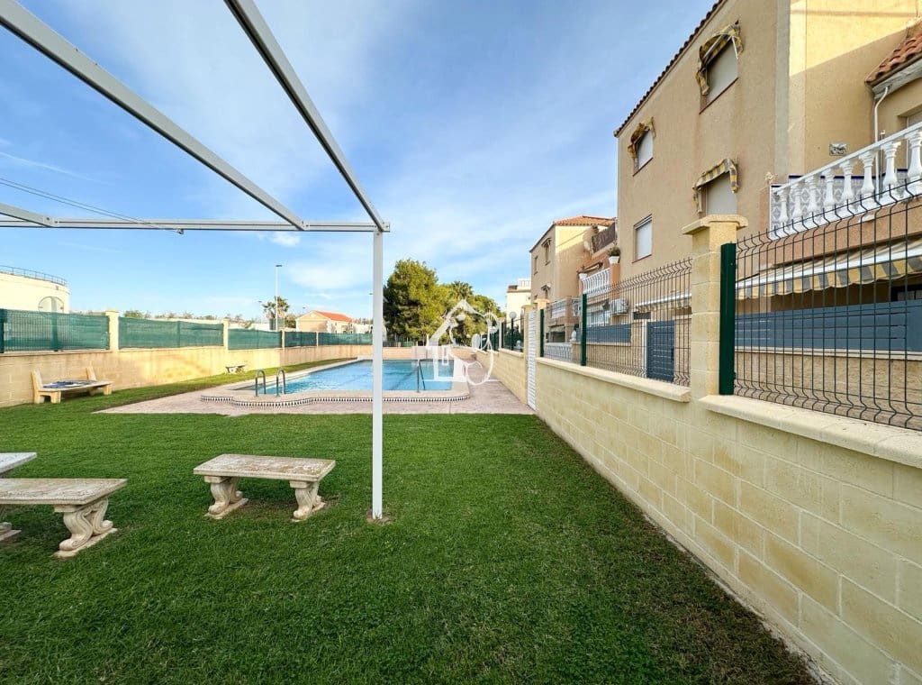 4 makuuhuone Omakotitalo vuokrattavana paikassa Torrevieja mukana uima-altaan - 970 € (Ref: 9432814)