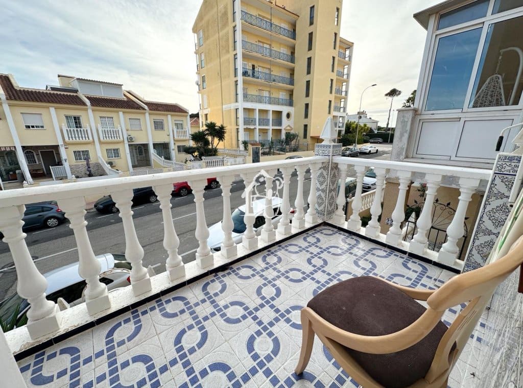 4 makuuhuone Omakotitalo vuokrattavana paikassa Torrevieja mukana uima-altaan - 970 € (Ref: 9432814)