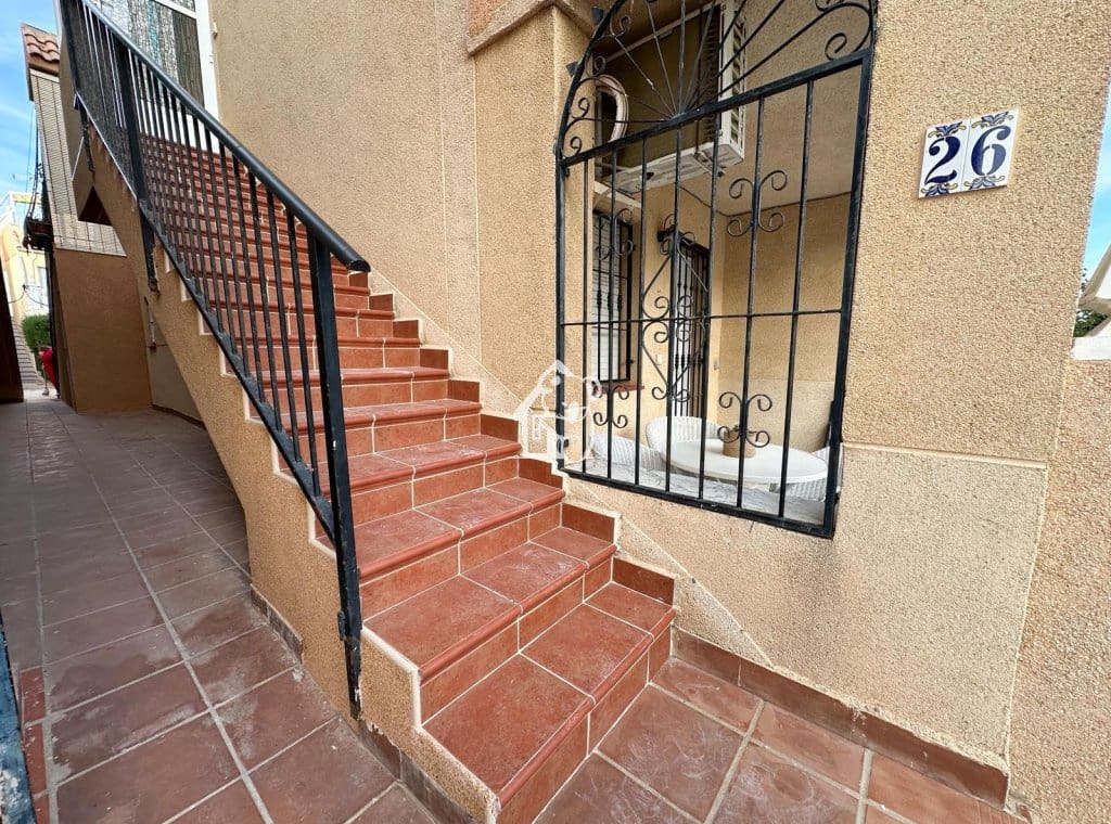 4 makuuhuone Omakotitalo vuokrattavana paikassa Torrevieja mukana uima-altaan - 970 € (Ref: 9432814)