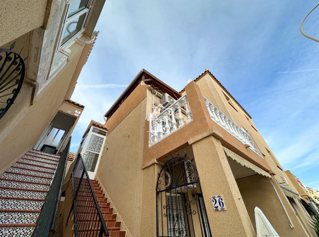 4 makuuhuone Omakotitalo vuokrattavana paikassa Torrevieja mukana uima-altaan - 970 € (Ref: 9432814)