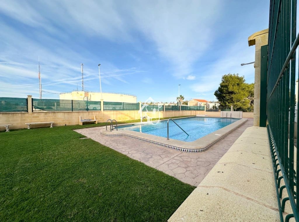 4 makuuhuone Omakotitalo vuokrattavana paikassa Torrevieja mukana uima-altaan - 970 € (Ref: 9432814)