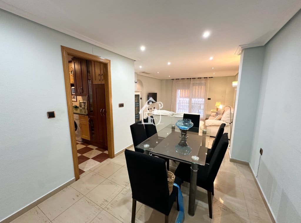 2 slaapkamer Appartement te huur in Torrevieja met garage - € 850 (Ref: 9432872)