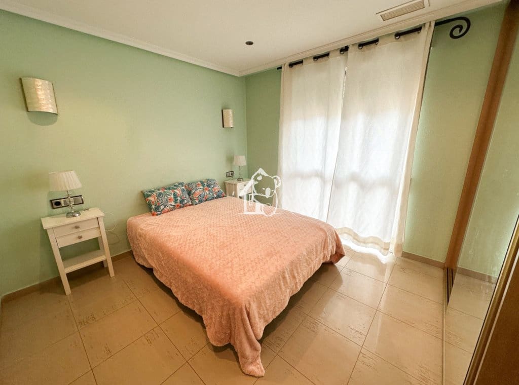 2 slaapkamer Appartement te huur in Torrevieja met garage - € 850 (Ref: 9432872)