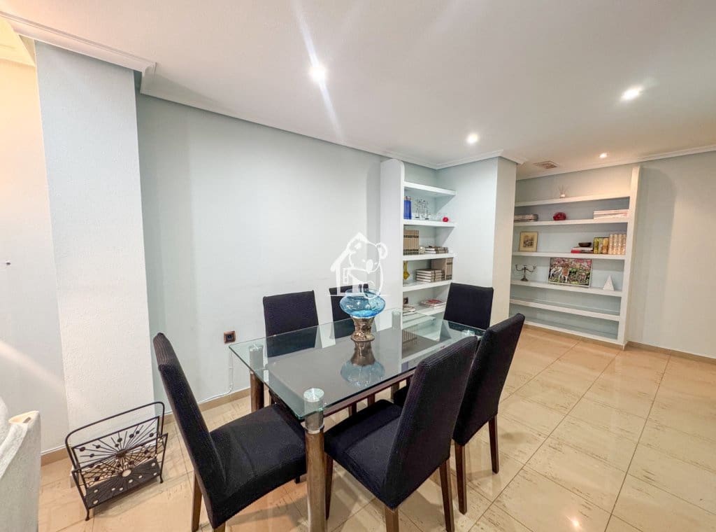 2 slaapkamer Appartement te huur in Torrevieja met garage - € 850 (Ref: 9432872)