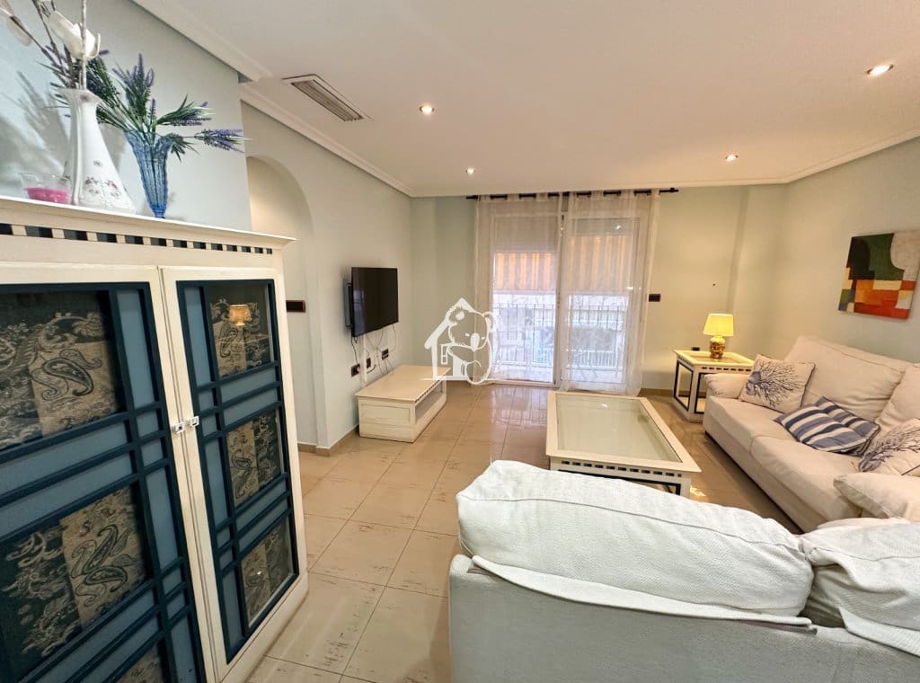 2 slaapkamer Appartement te huur in Torrevieja met garage - € 850 (Ref: 9432872)