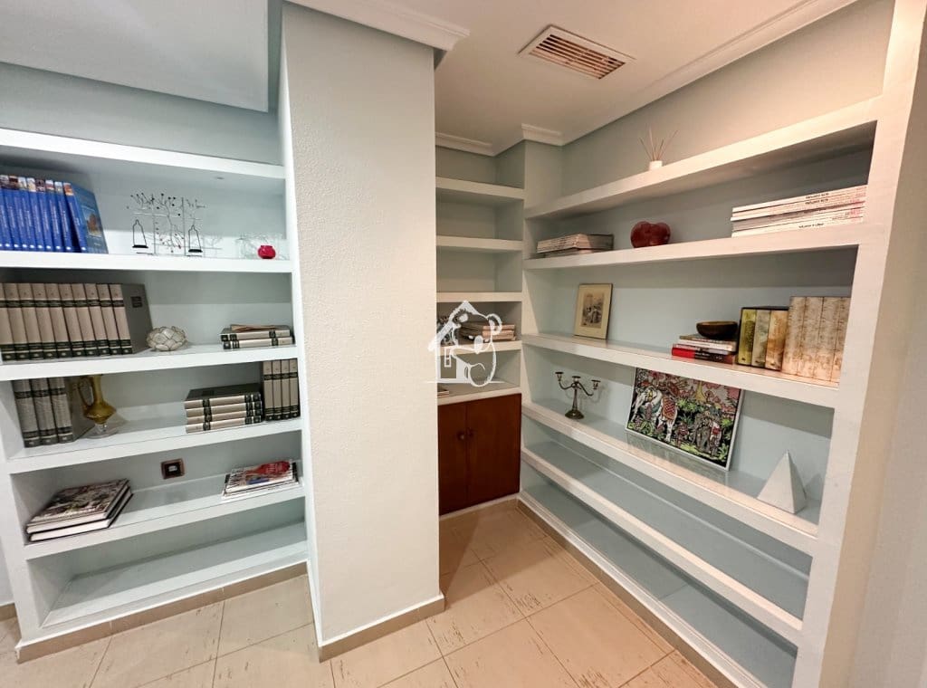 2 slaapkamer Appartement te huur in Torrevieja met garage - € 850 (Ref: 9432872)