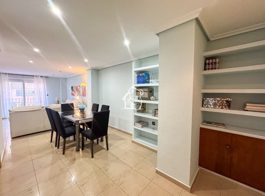 2 slaapkamer Appartement te huur in Torrevieja met garage - € 850 (Ref: 9432872)