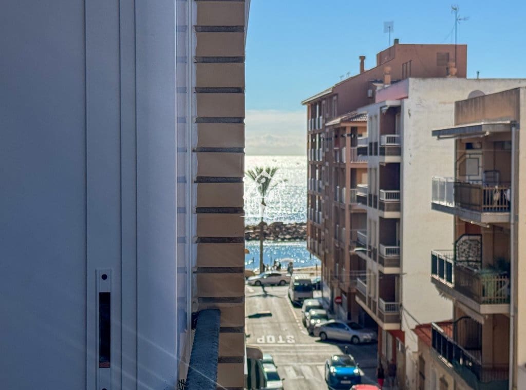 2 slaapkamer Appartement te huur in Torrevieja met garage - € 850 (Ref: 9432872)