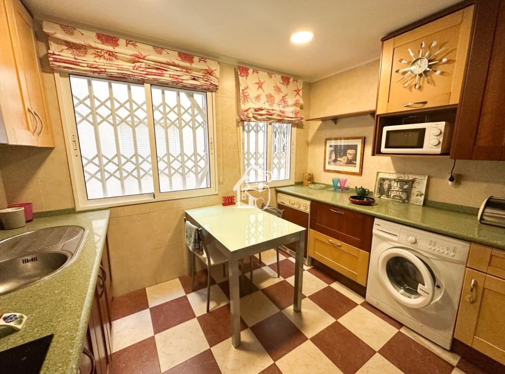 2 slaapkamer Appartement te huur in Torrevieja met garage - € 850 (Ref: 9432872)