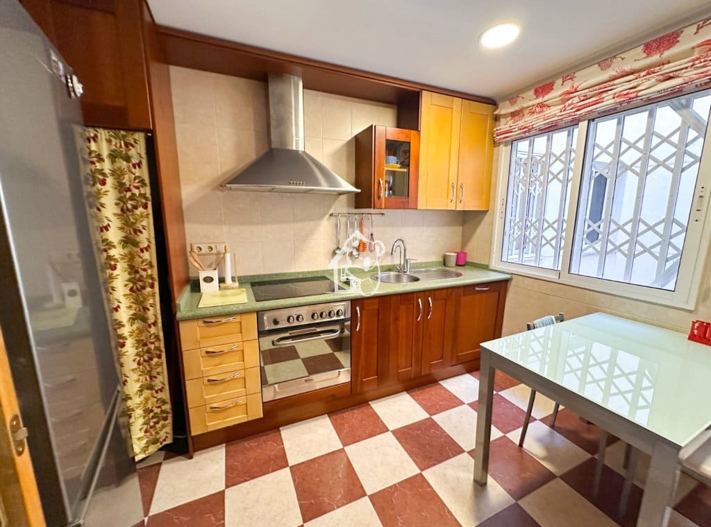 2 slaapkamer Appartement te huur in Torrevieja met garage - € 850 (Ref: 9432872)