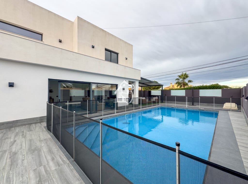 4 camera da letto Villa in vendita in Torrevieja con piscina garage - 495.000 € (Rif: 9436590)