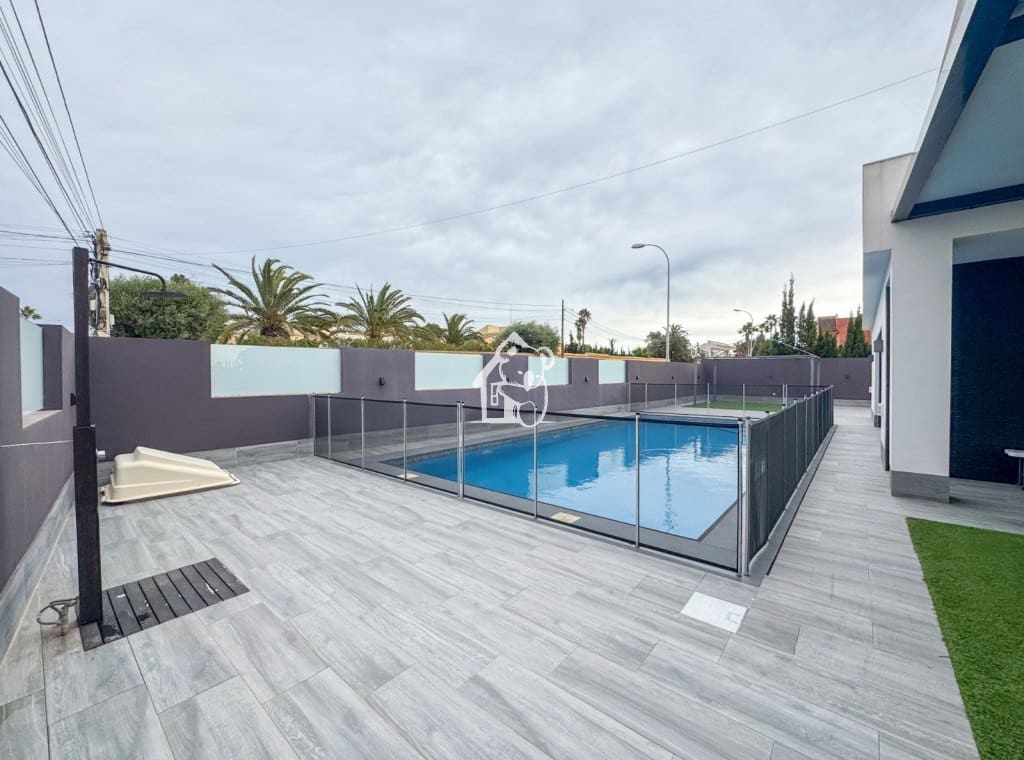 4 camera da letto Villa in vendita in Torrevieja con piscina garage - 495.000 € (Rif: 9436590)