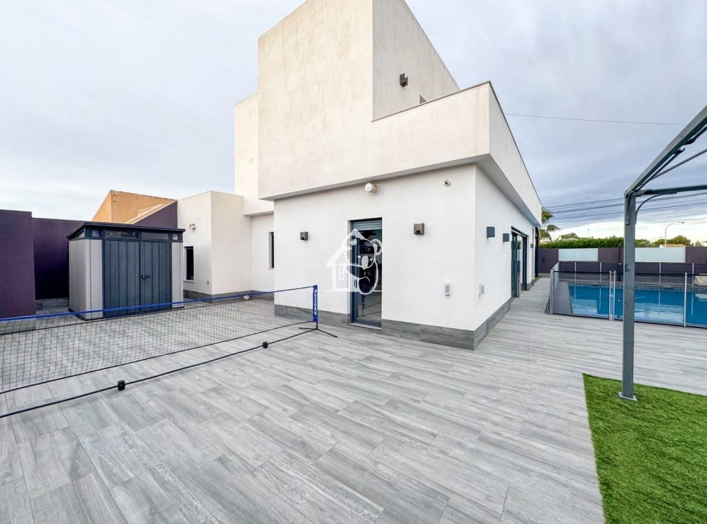 4 camera da letto Villa in vendita in Torrevieja con piscina garage - 495.000 € (Rif: 9436590)