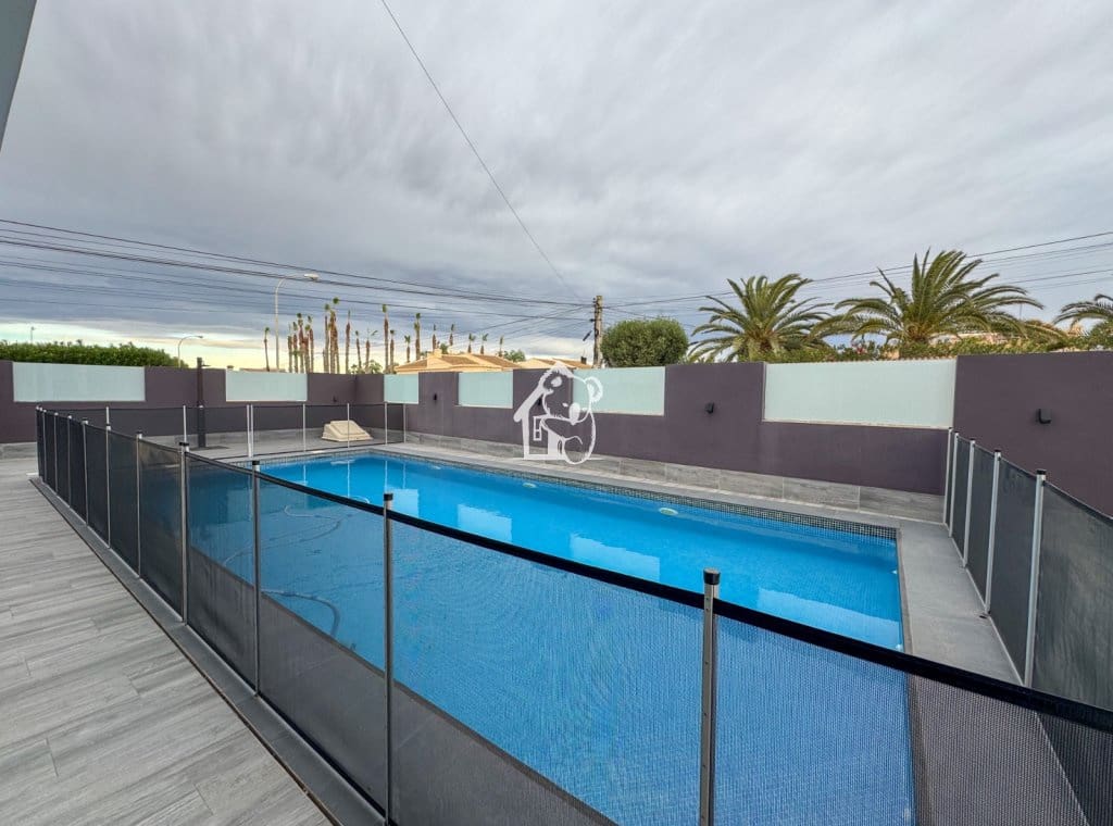 4 camera da letto Villa in vendita in Torrevieja con piscina garage - 495.000 € (Rif: 9436590)