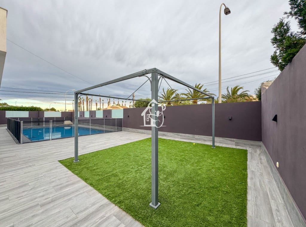 4 camera da letto Villa in vendita in Torrevieja con piscina garage - 495.000 € (Rif: 9436590)