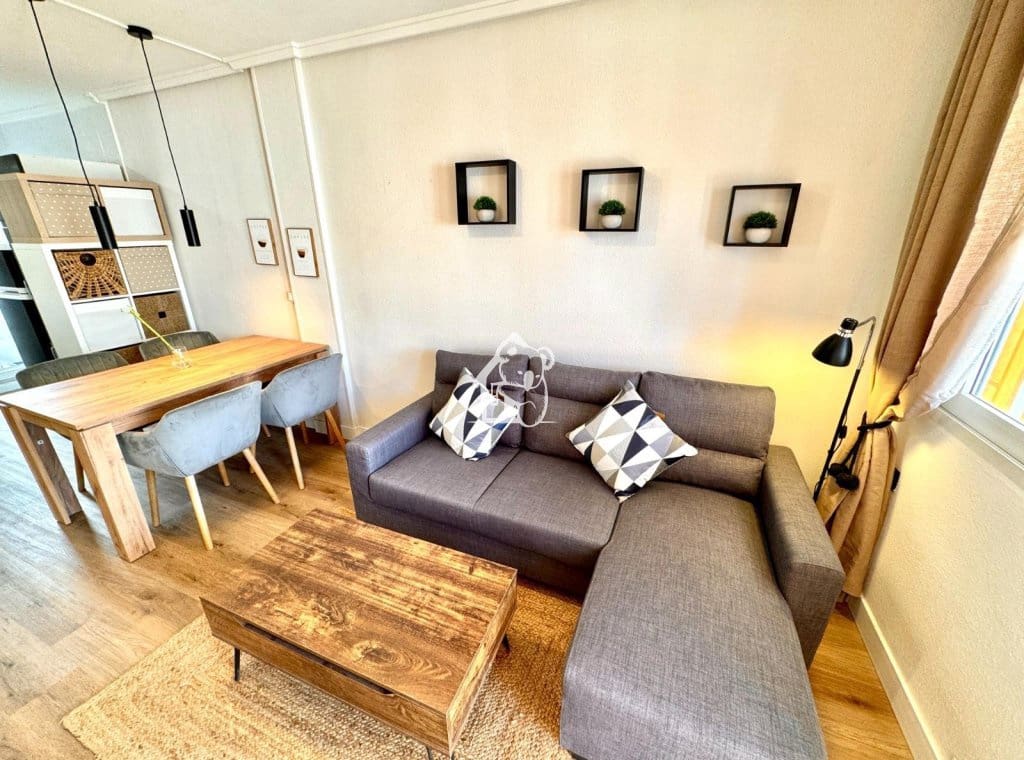 2 bedroom Apartment for rent in Torrevieja with pool - € 820 (Ref: 9439366)