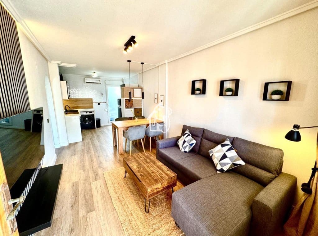 2 bedroom Apartment for rent in Torrevieja with pool - € 820 (Ref: 9439366)