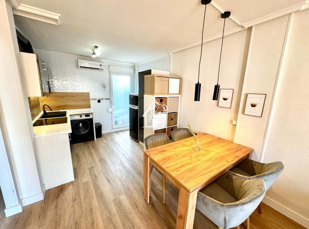 2 bedroom Apartment for rent in Torrevieja with pool - € 820 (Ref: 9439366)